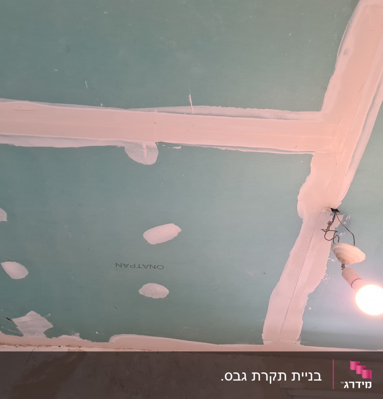 תקרת גבס עם חיבורים ומנורה תלויה